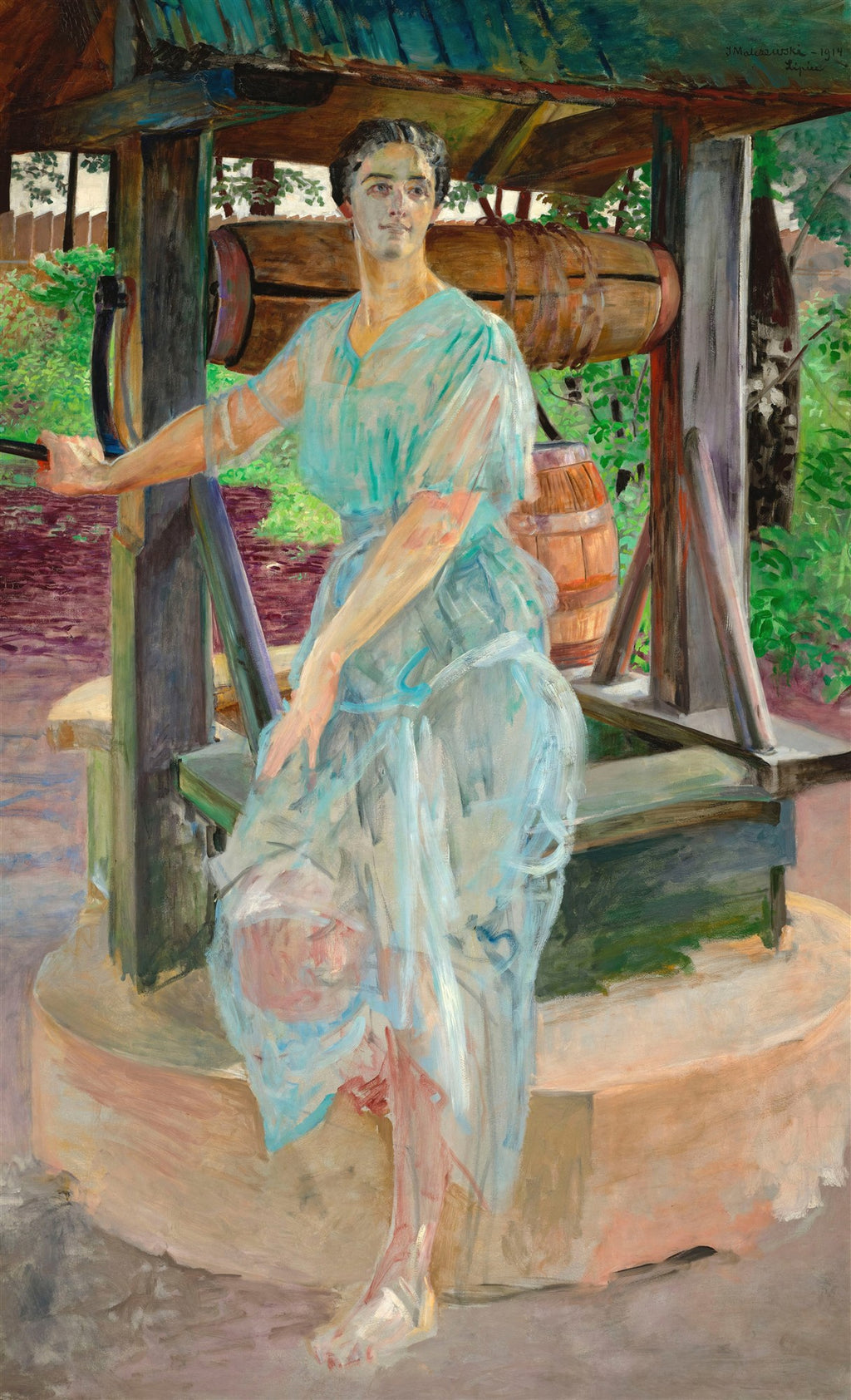 Quadro decorativo com a pintura 'A Mulher no Poço' de Jacek Malczewski, mostrando uma mulher de vestido azul claro e transparente sentada em um poço, com um olhar pensativo e sereno, rodeada por folhagem verde e tons terrosos.