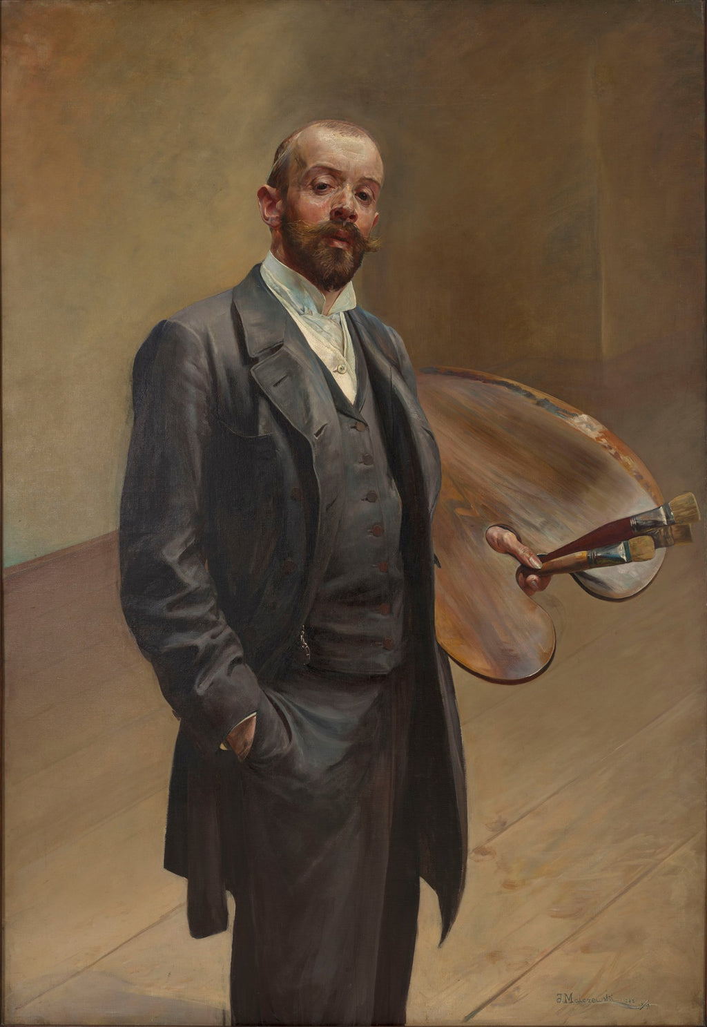 Autorretrato de Jacek Malczewski com um bigode e barba ruivos, vestindo um terno escuro e segurando uma paleta de artista com pincéis. A imagem é um retrato de corpo inteiro, com um fundo neutro e piso de madeira aparente.
