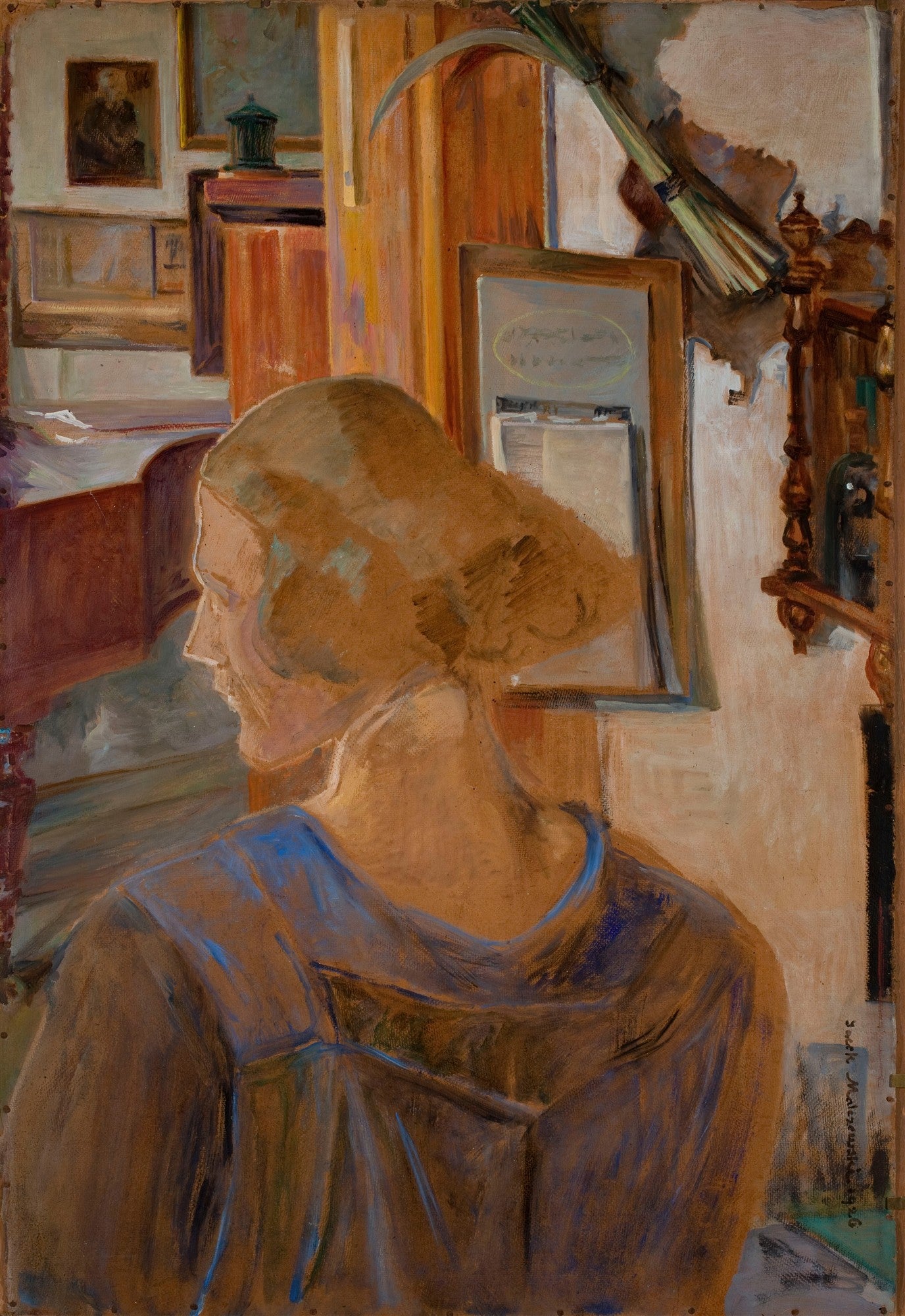 Quadro decorativo com pintura de uma mulher de costas, olhando para a esquerda, dentro de um estúdio com objetos como um espelho e uma foice. Predominam tons terrosos e azuis. Obra de Jacek Malczewski.