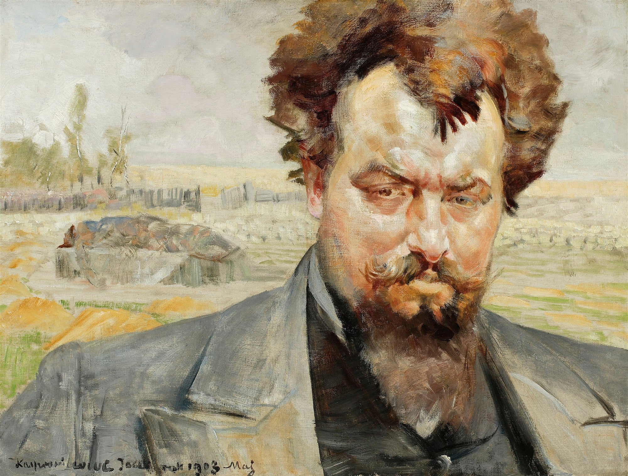 Autorretrato de Jacek Malczewski, um homem de barba e cabelo castanhos volumosos, olhar intenso, com uma paisagem rural ao fundo em tons terrosos.