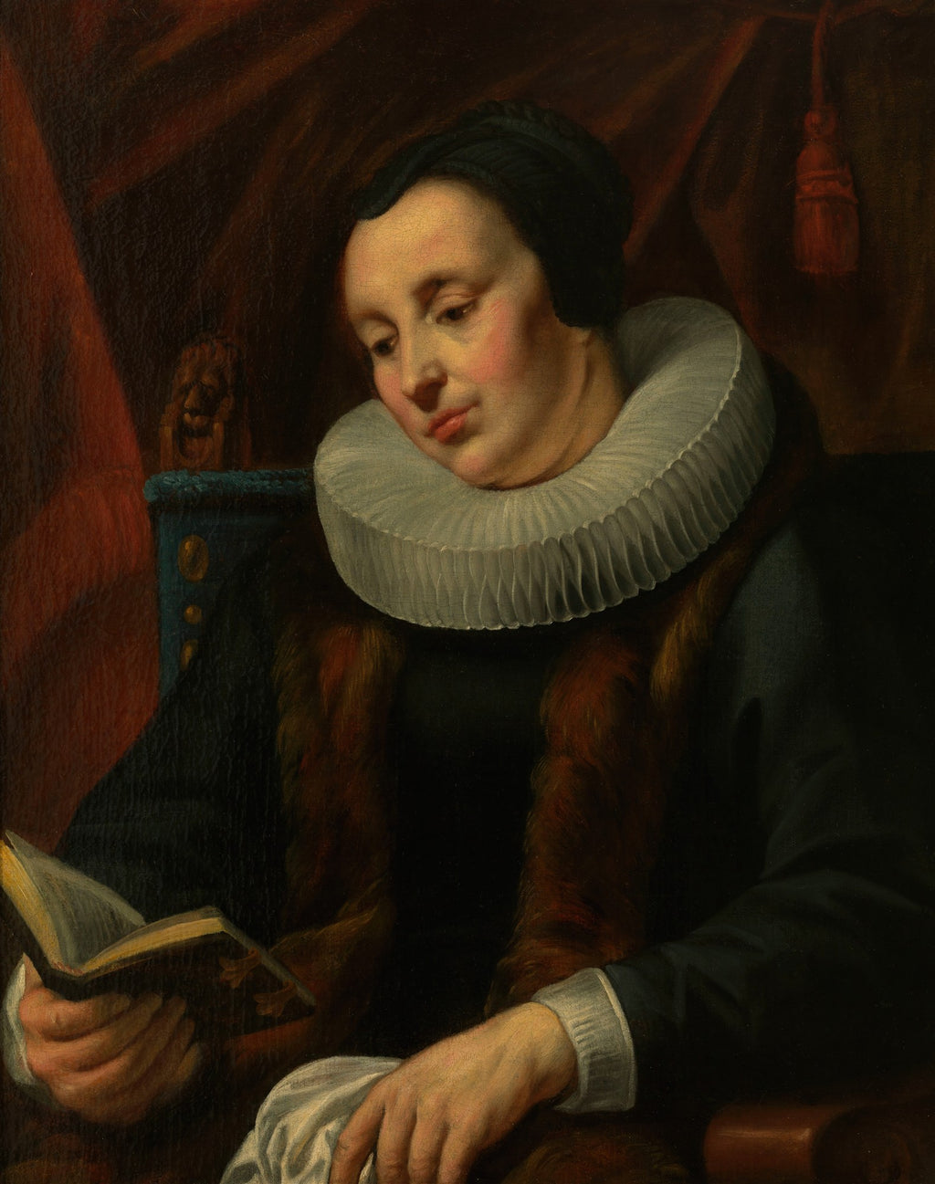 Retrato de uma mulher do século XVII, com gola rufada branca e vestes escuras, lendo um livro em um ambiente ricamente decorado com cortinas vermelhas e detalhes dourados. A luz incide suavemente sobre seu rosto e o livro.