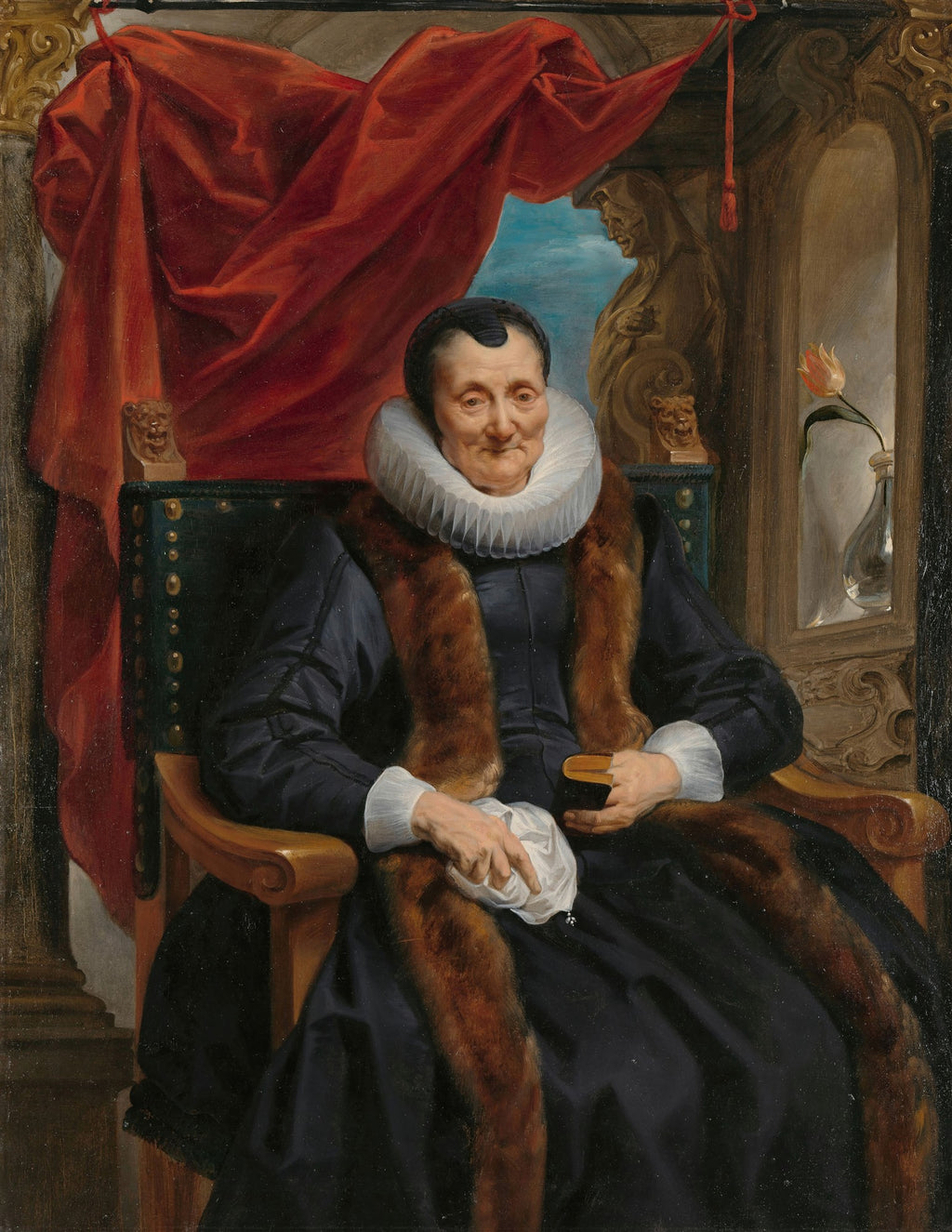 Retrato barroco de uma senhora idosa com gola de rufos branca e casaco de pele marrom, sentada em uma cadeira escura, com um pano vermelho e uma estatua ao fundo. Obra de Jacob Jordaens.