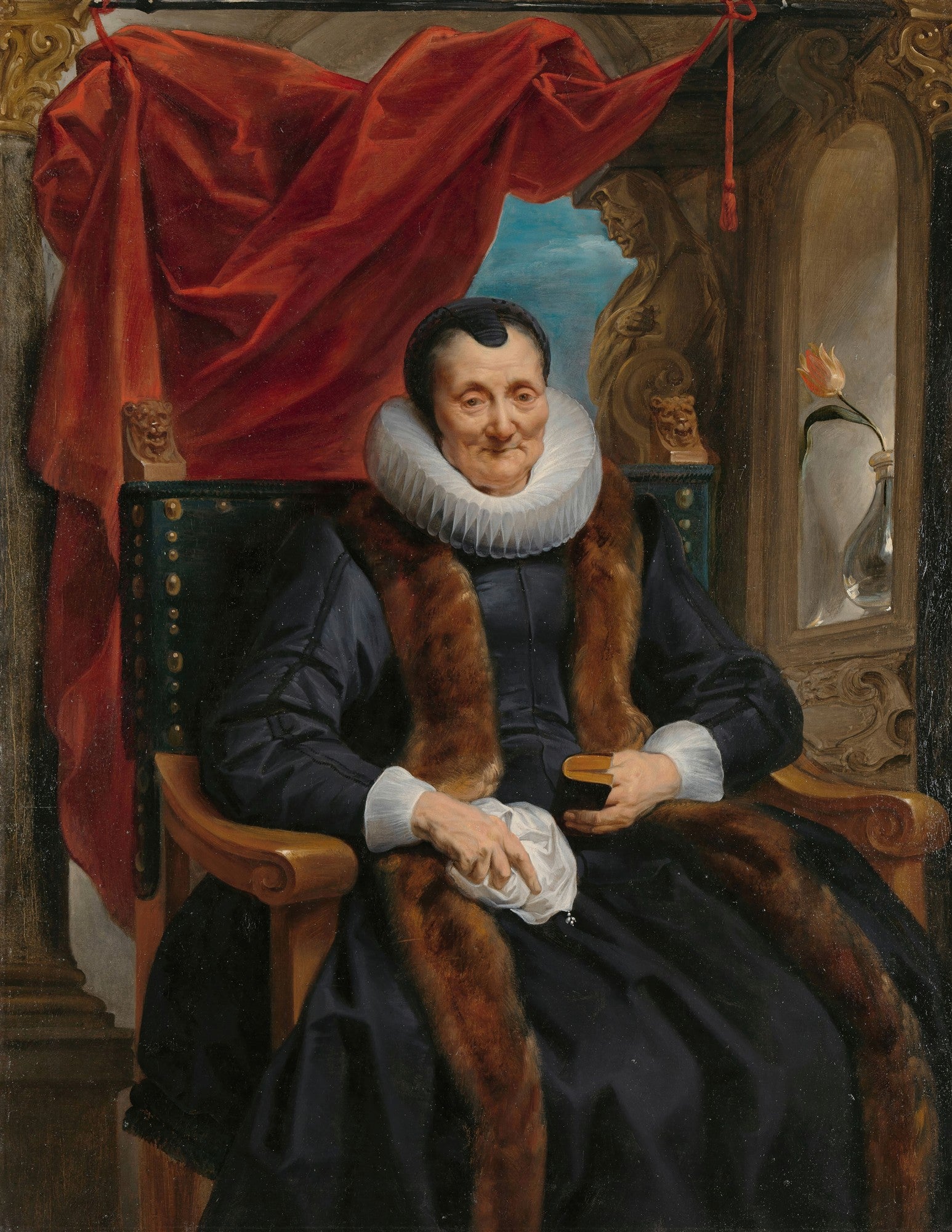 Retrato barroco de uma senhora idosa com gola de rufos branca e casaco de pele marrom, sentada em uma cadeira escura, com um pano vermelho e uma estatua ao fundo. Obra de Jacob Jordaens.