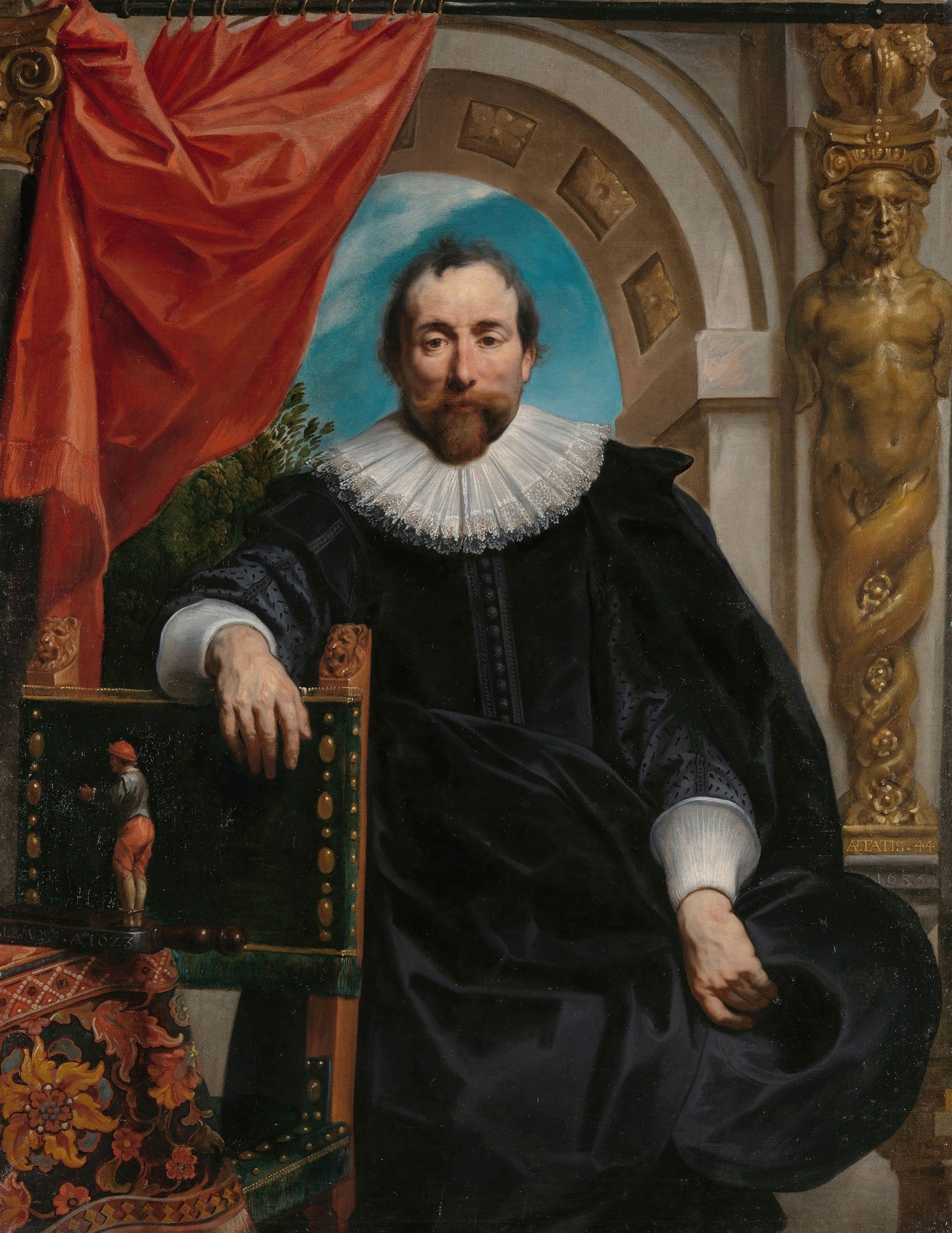Retrato de um cavalheiro com bigode e barbicha, vestindo um manto escuro e uma gola de renda branca, sentado em uma cadeira ornamentada com detalhes dourados e vermelhos, contra um fundo com uma cortina vermelha e uma arquitetura clássica. Atribuído a Jacob Jordaens.