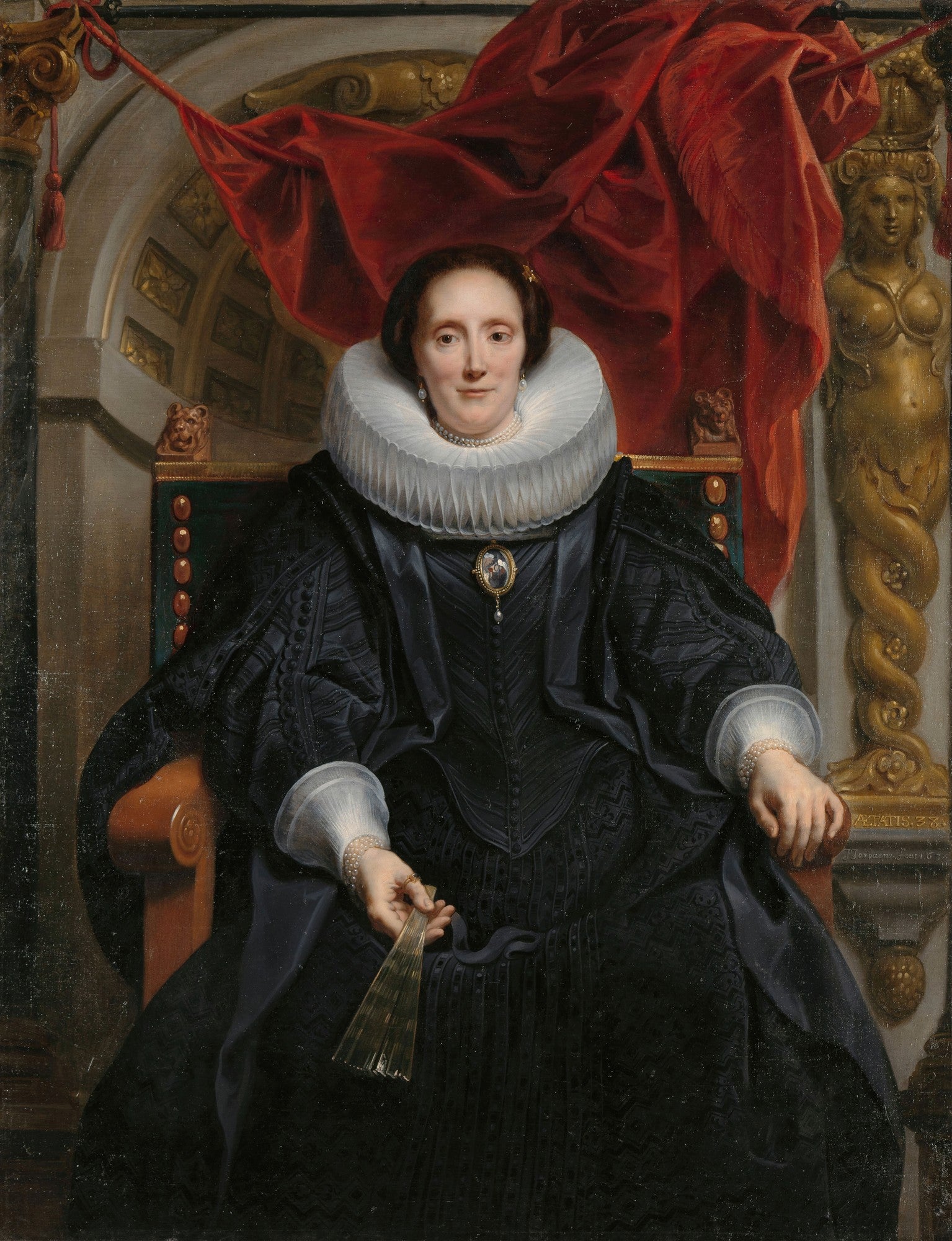 Retrato de uma senhora em vestes escuras e rufo branco, sentada em uma cadeira luxuosa, com cortina vermelha ao fundo, em estilo barroco por Jacob Jordaens.