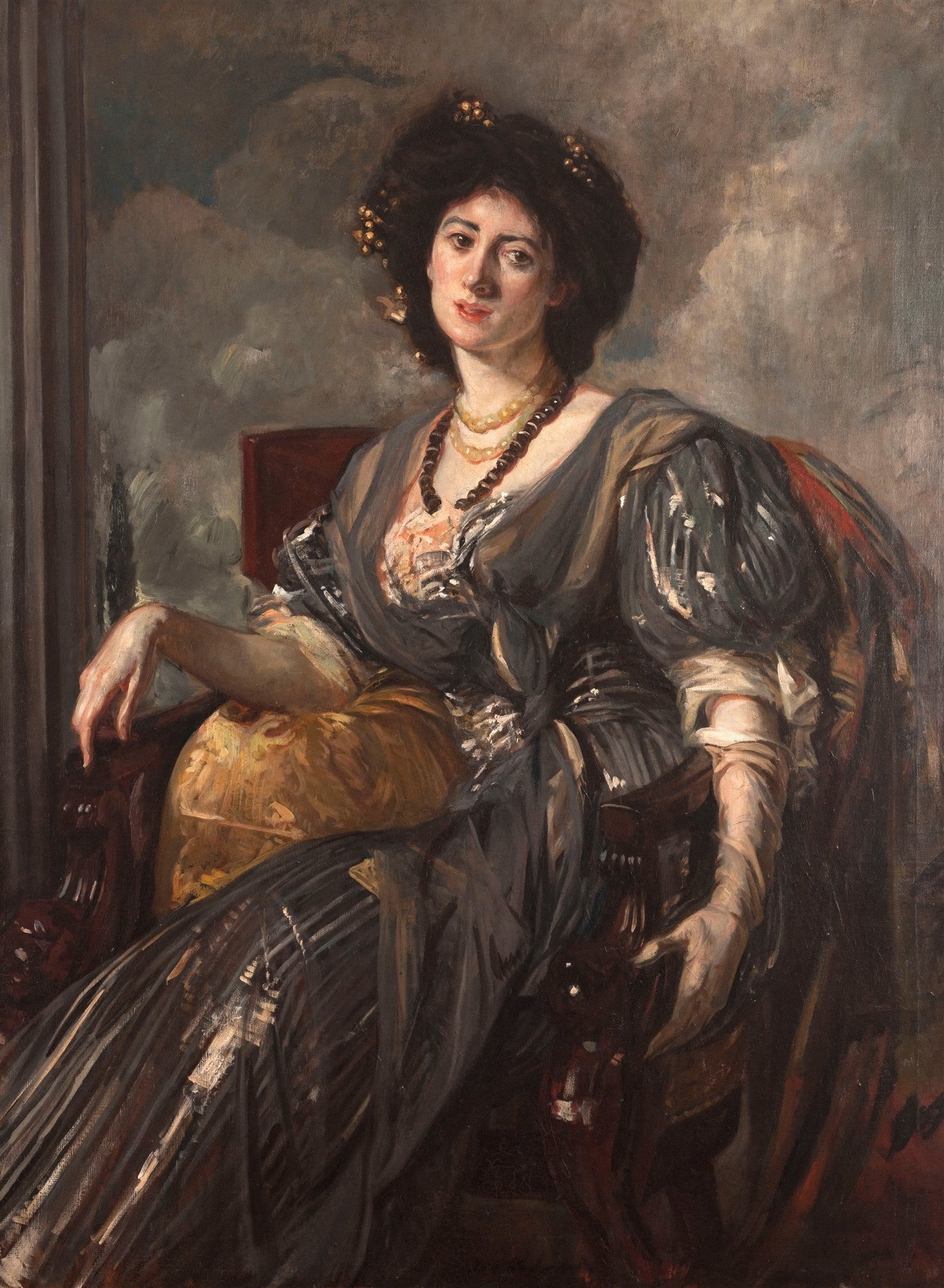 Retrato de uma mulher sentada, com vestido escuro elegante e joias, em pintura a óleo de Jacques Émile Blanche