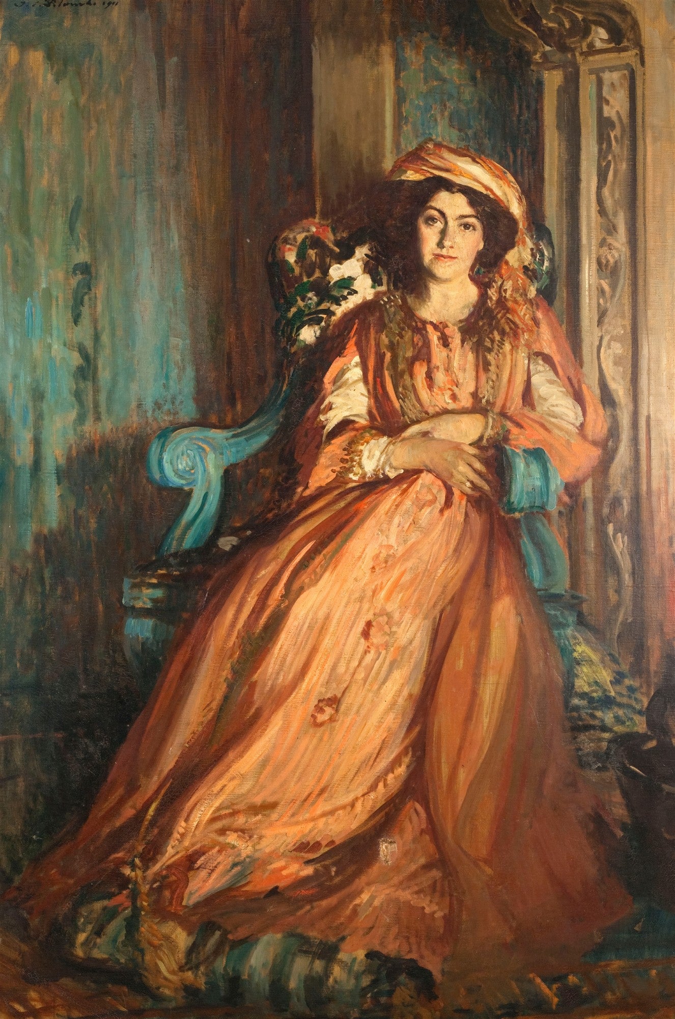 Retrato a óleo de uma mulher sentada em uma poltrona azul, vestindo um vestido laranja esvoaçante e um turbante. O fundo é escuro com detalhes em azul e dourado.