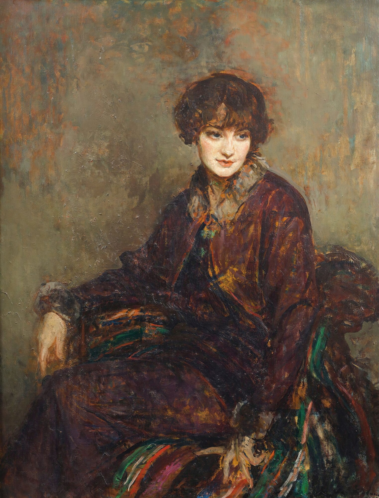 Retrato de uma mulher jovem com cabelo escuro curto e expressão serena, vestindo um casaco marrom-arroxeado, pintado no estilo de Jacques Émile Blanche, com fundo abstrato em tons terrosos.