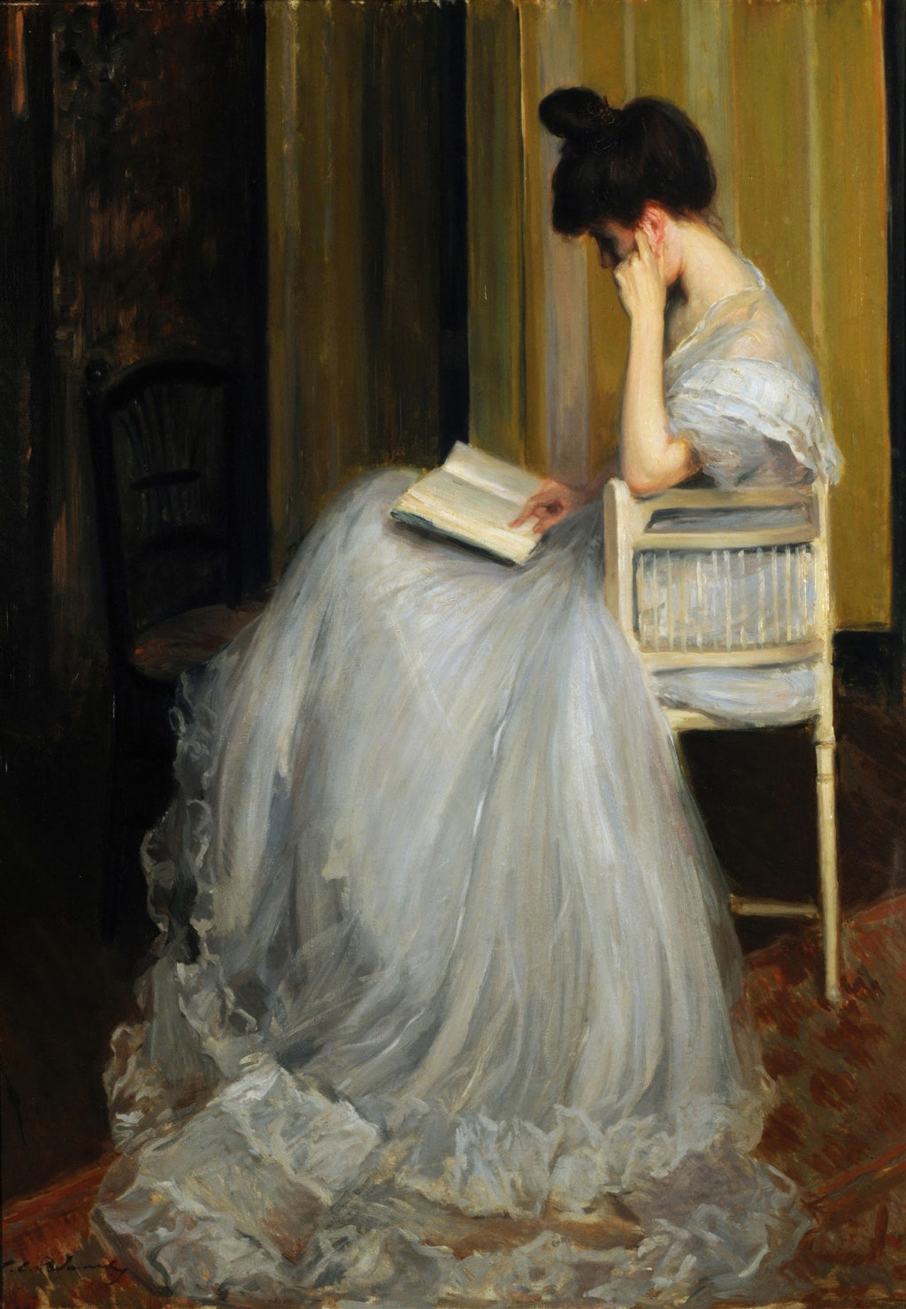 Pintura a óleo de Jacques Émile Blanche mostrando uma mulher de vestido branco lendo um livro, sentada em uma cadeira, em um ambiente de luz suave.