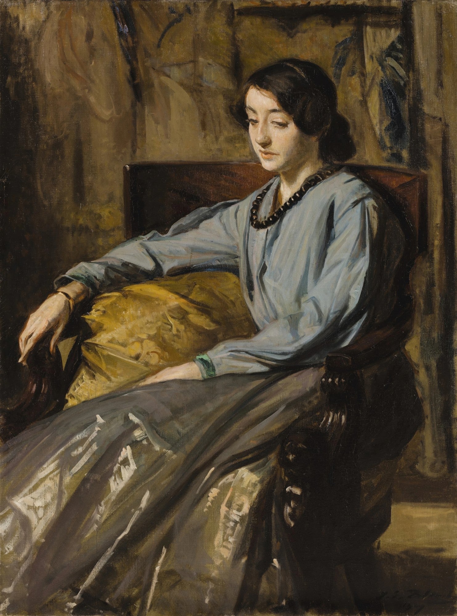 Pintura a óleo de Jacques Émile Blanche, 'A Jovem Senhora', apresentando uma mulher sentada, de perfil, com expressão pensativa, vestindo um vestido azul acinzentado e um colar escuro, sobre um fundo em tons terrosos.