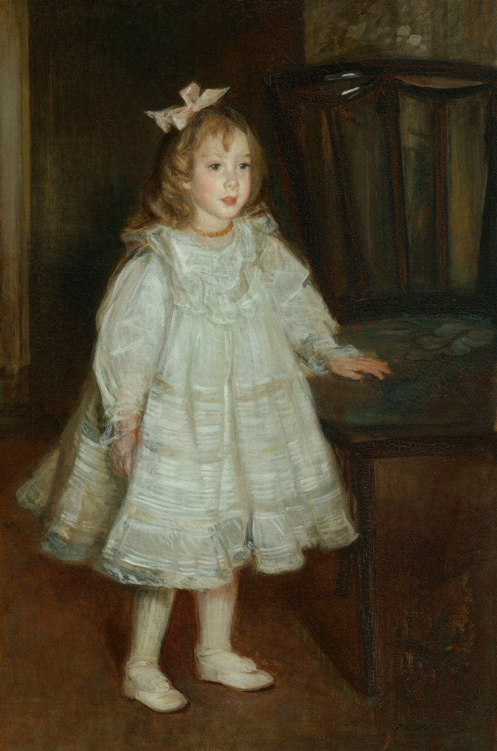 Retrato de uma menina de cabelos castanhos claros e um laço rosa, vestindo um vestido branco rodado com gola alta e babados, sapatos brancos, com a mão direita pousada em um móvel escuro à direita. O fundo é predominantemente escuro.
