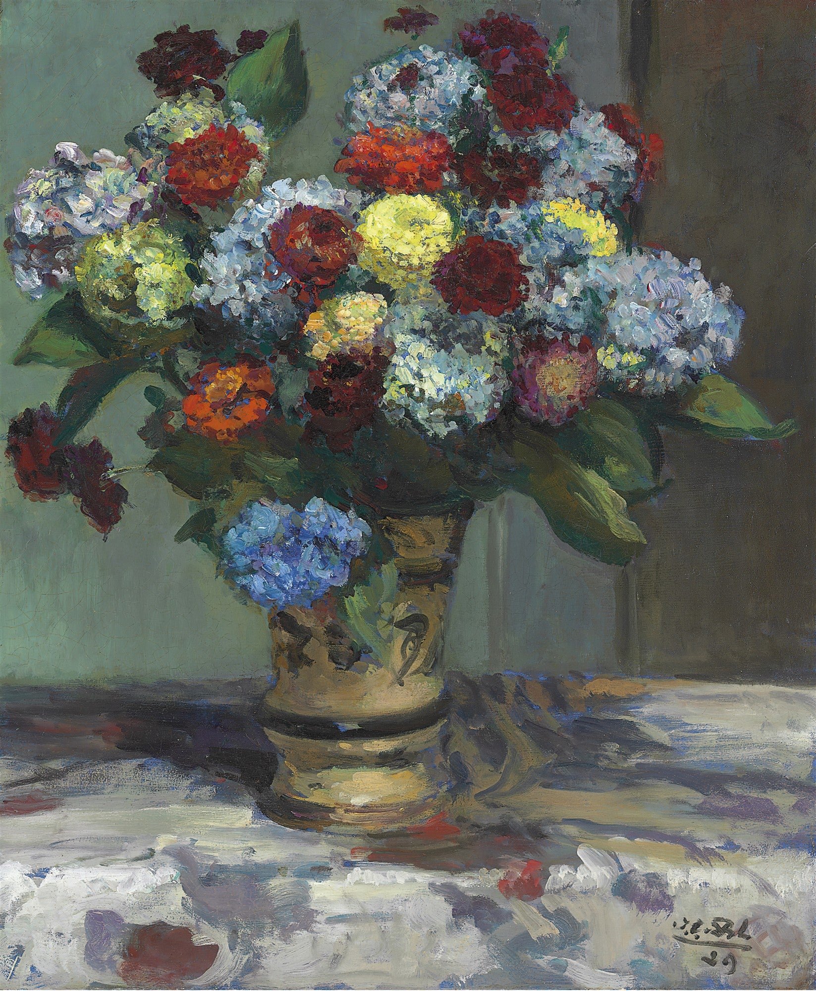 Pintura a óleo de um vaso de flores com hortênsias e outras flores em tons de azul, vermelho, amarelo e branco, em um vaso dourado sobre uma mesa com toalha branca. Estilo impressionista.