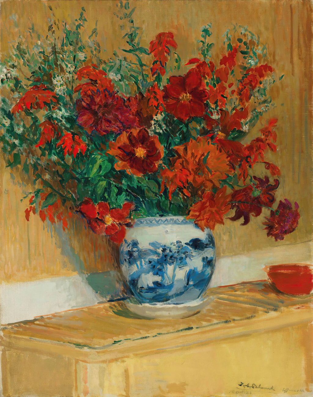 Quadro decorativo com um vaso de flores vibrantes, predominantemente em tons de vermelho e laranja, com folhagens verdes e algumas flores brancas. O vaso é de porcelana branca com desenhos azuis, e está sobre uma superfície de madeira clara. A assinatura do artista Jacques Émile Blanche está visível no canto inferior direito.