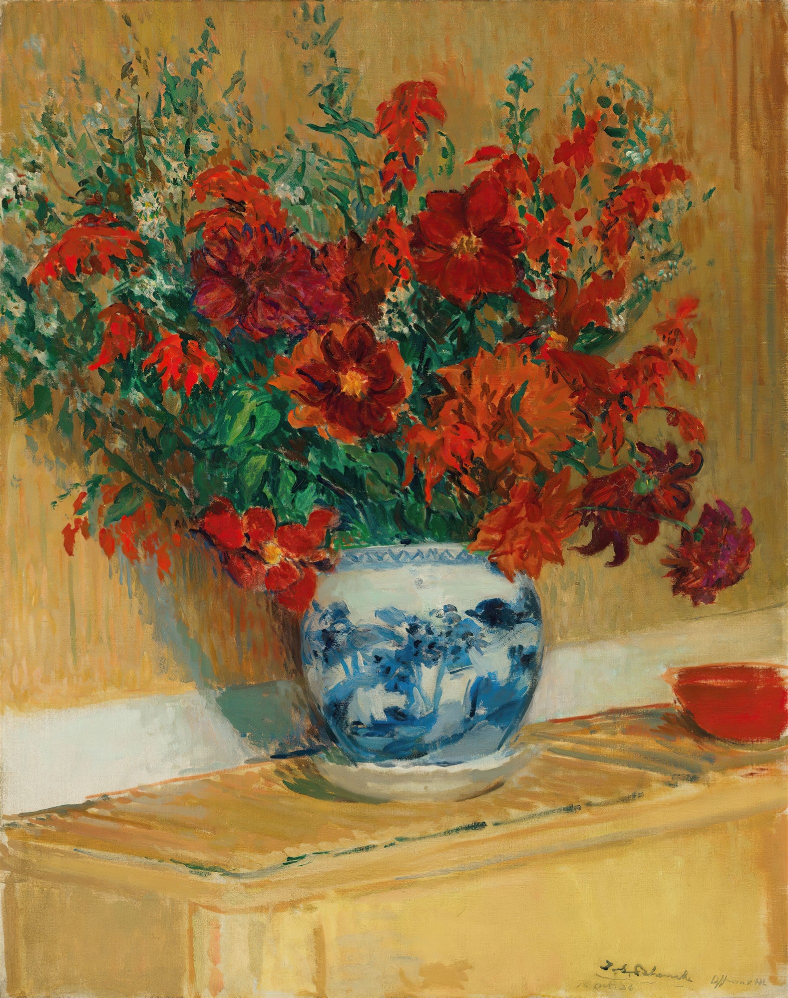 Quadro decorativo com um vaso de flores vibrantes, predominantemente em tons de vermelho e laranja, com folhagens verdes e algumas flores brancas. O vaso é de porcelana branca com desenhos azuis, e está sobre uma superfície de madeira clara. A assinatura do artista Jacques Émile Blanche está visível no canto inferior direito.