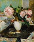 Quadro decorativo com pintura impressionista de buquê de rosas cor-de-rosa em um vaso branco e dourado sobre uma mesa escura, com fundo azul e verde.