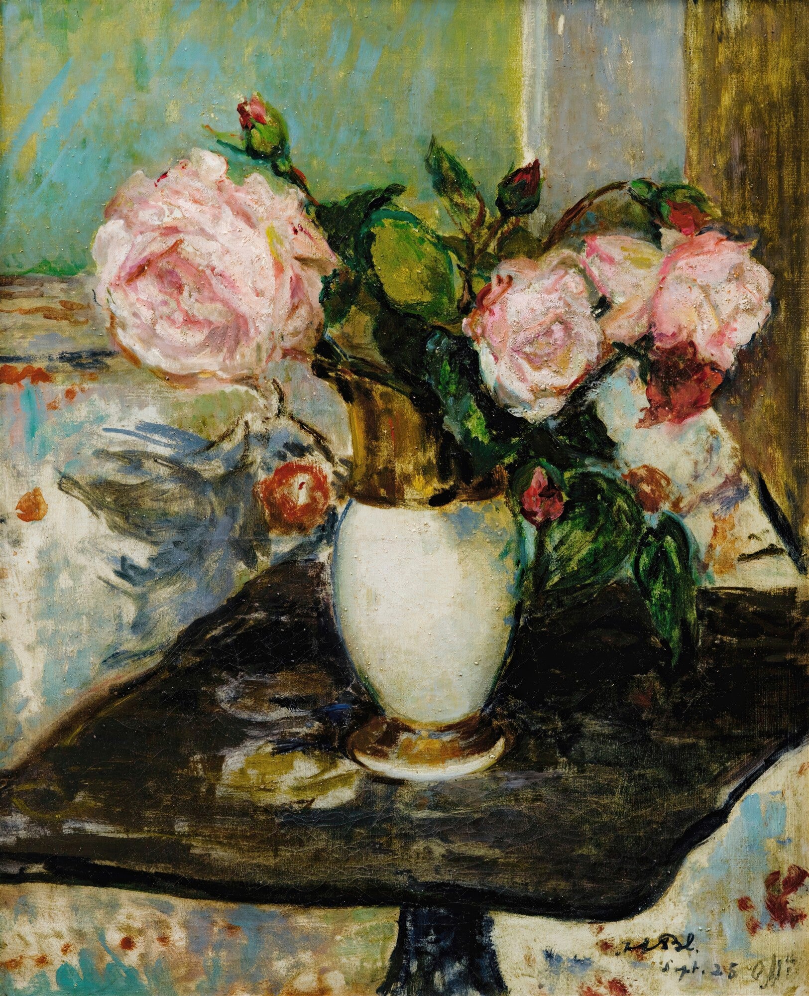 Quadro decorativo com pintura impressionista de buquê de rosas cor-de-rosa em um vaso branco e dourado sobre uma mesa escura, com fundo azul e verde.