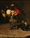 Pintura a óleo de natureza-morta com um arranjo de flores coloridas em um vaso de prata ornamentado sobre uma mesa coberta por um tecido estampado, com um pequeno vaso de vidro com folhagens ao lado.
