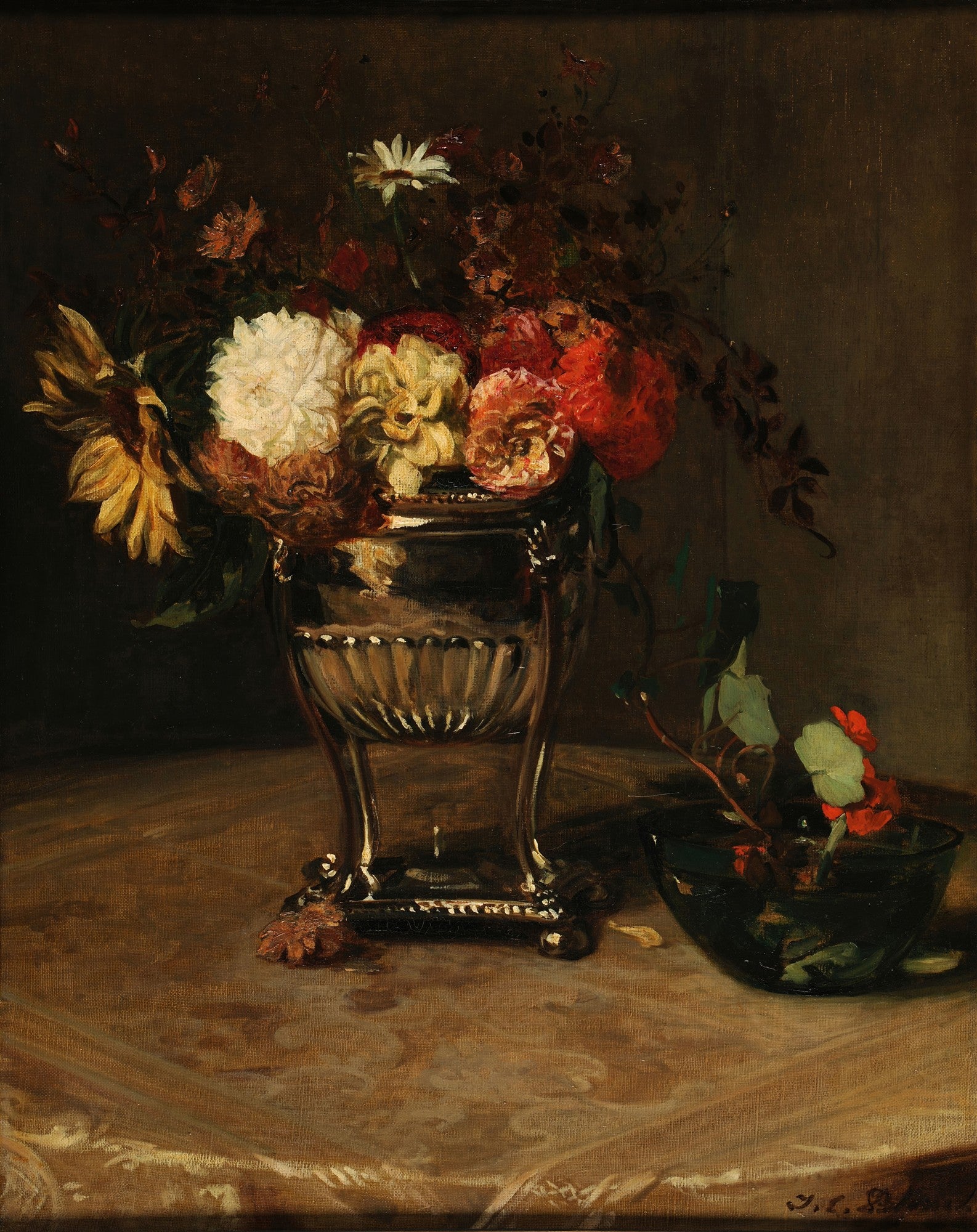 Pintura a óleo de natureza-morta com um arranjo de flores coloridas em um vaso de prata ornamentado sobre uma mesa coberta por um tecido estampado, com um pequeno vaso de vidro com folhagens ao lado.
