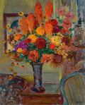 Quadro a óleo de Jacques Émile Blanche, intitulado "Vase de Fleurs", mostrando um exuberante arranjo floral em um vaso. As flores, em tons de laranja, vermelho, amarelo e roxo, têm uma pincelada solta e expressiva, preenchendo quase toda a tela, com um fundo em tons neutros e um vislumbre de um espelho ou quadro na parte superior esquerda e uma cadeira na inferior direita. A obra é datada de 1927.