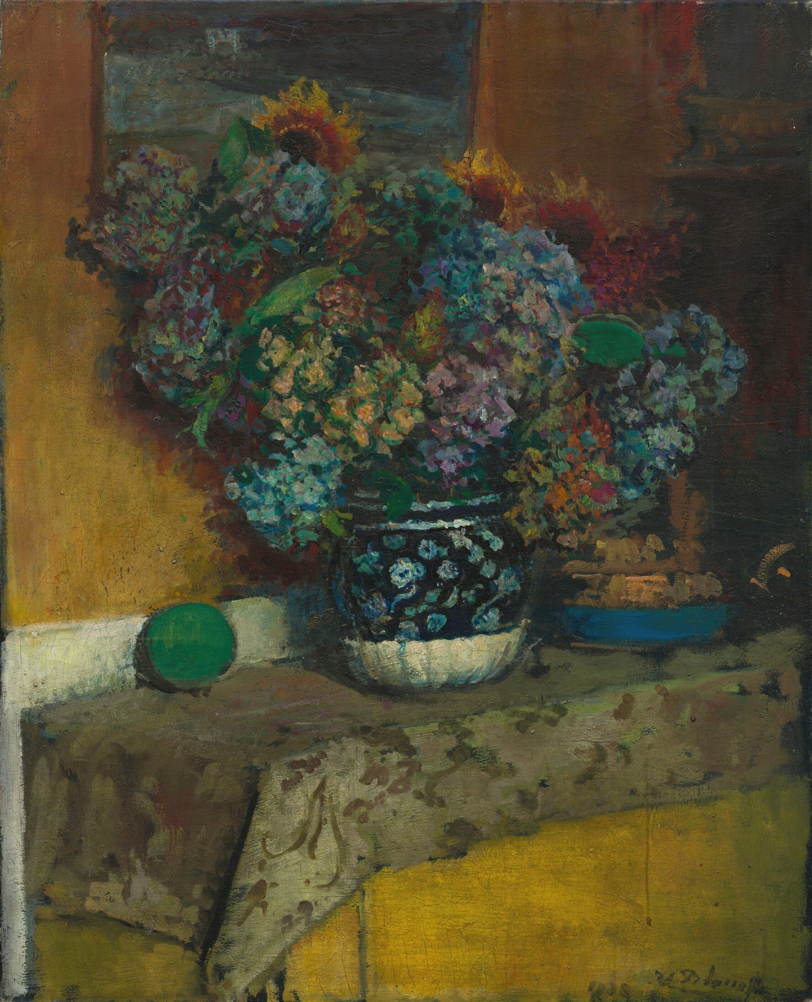 Natureza-morta com um vaso de flores exuberantes em tons de azul, roxo e verde, com toques de amarelo e vermelho, sobre uma mesa com toalha estampada. Ao lado do vaso, uma esfera verde e uma tigela azul com pequenos objetos. A iluminação é suave e o fundo em tons terrosos.