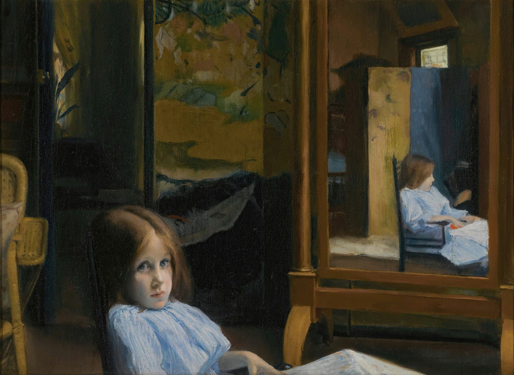 Pintura a óleo de Jacques Émile Blanche 'A Menina no Espelho', retratando uma jovem garota de cabelo castanho e vestido azul claro, sentada em uma cadeira, olhando para fora da tela. Ao fundo, um espelho reflete sua imagem de perfil. A iluminação é suave, e o ambiente é de um interior com tons de marrom e dourado.