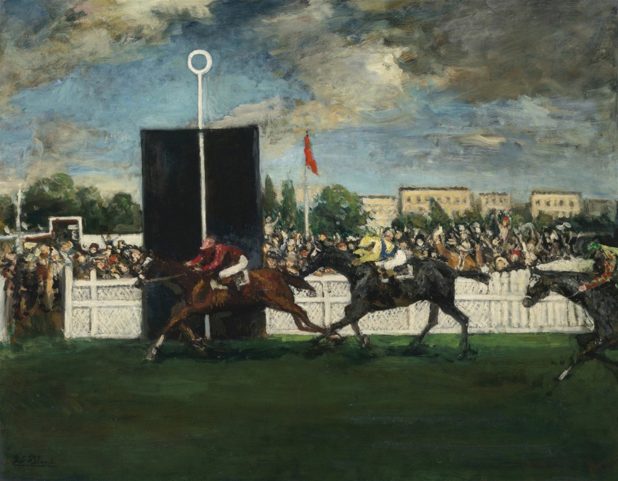 Pintura a óleo de Jacques Émile Blanche mostrando uma corrida de cavalos com três cavalos e seus jóqueis em primeiro plano, aproximando-se da linha de chegada. Uma multidão vibrante preenche o fundo, sob um céu nublado. A obra transmite movimento e drama.