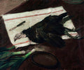 Pintura a óleo de natureza-morta de Jacques Émile Blanche, mostrando uma ave escura abatida sobre um pano branco e listrado, com uma faca e alhos-porós verdes ao lado, em uma mesa escura.