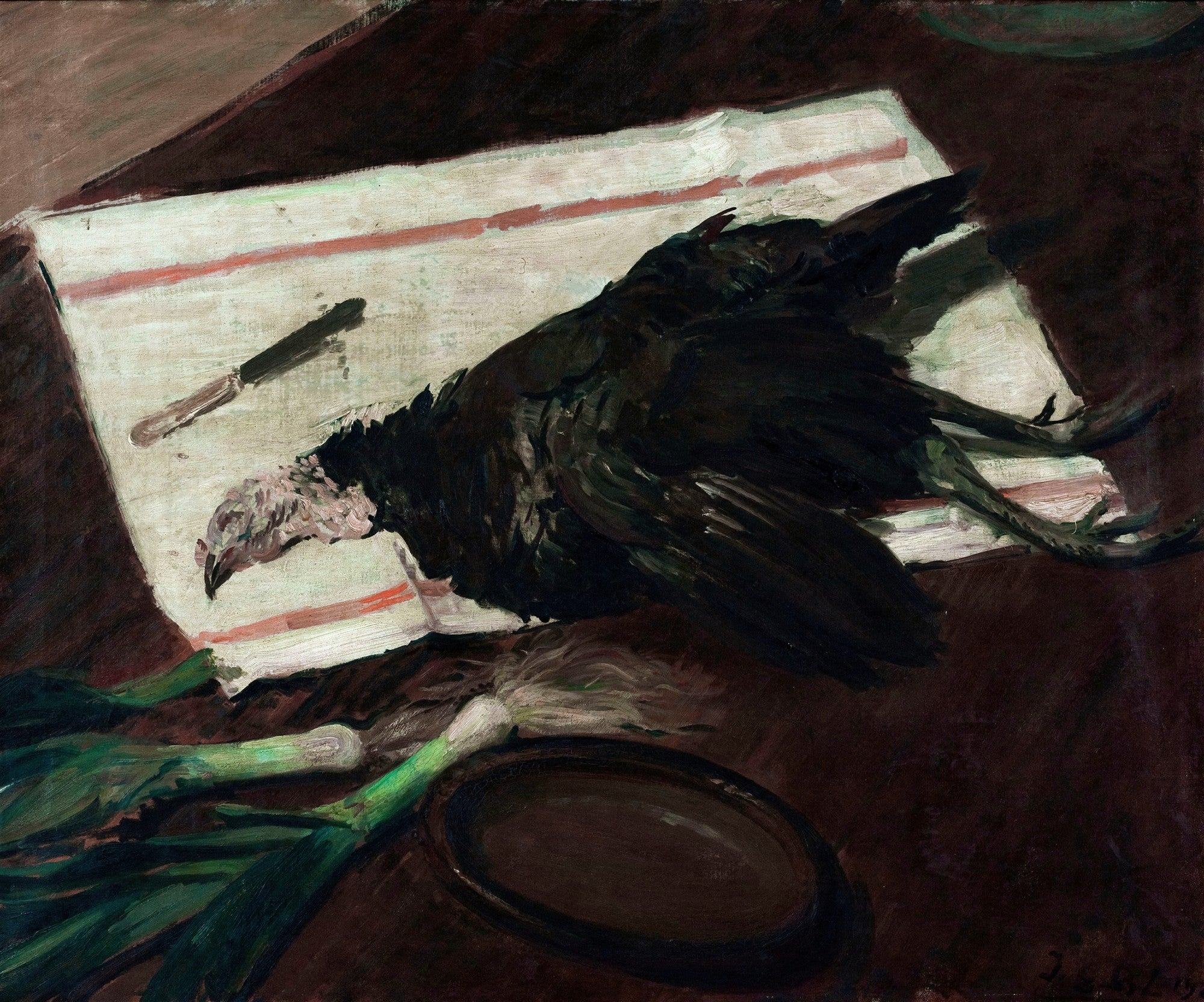 Pintura a óleo de natureza-morta de Jacques Émile Blanche, mostrando uma ave escura abatida sobre um pano branco e listrado, com uma faca e alhos-porós verdes ao lado, em uma mesa escura.