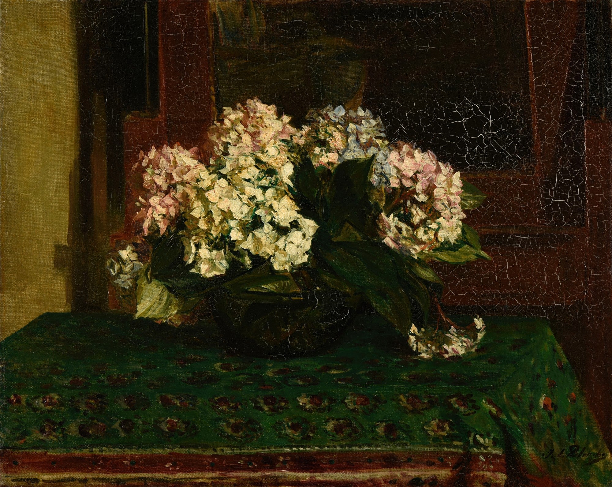 Quadro decorativo com pintura de Jacques Émile Blanche, intitulada Hortênsias em Vaso. Apresenta um arranjo floral de hortênsias brancas e rosadas sobre uma mesa com toalha verde estampada, com um fundo escuro e texturizado.