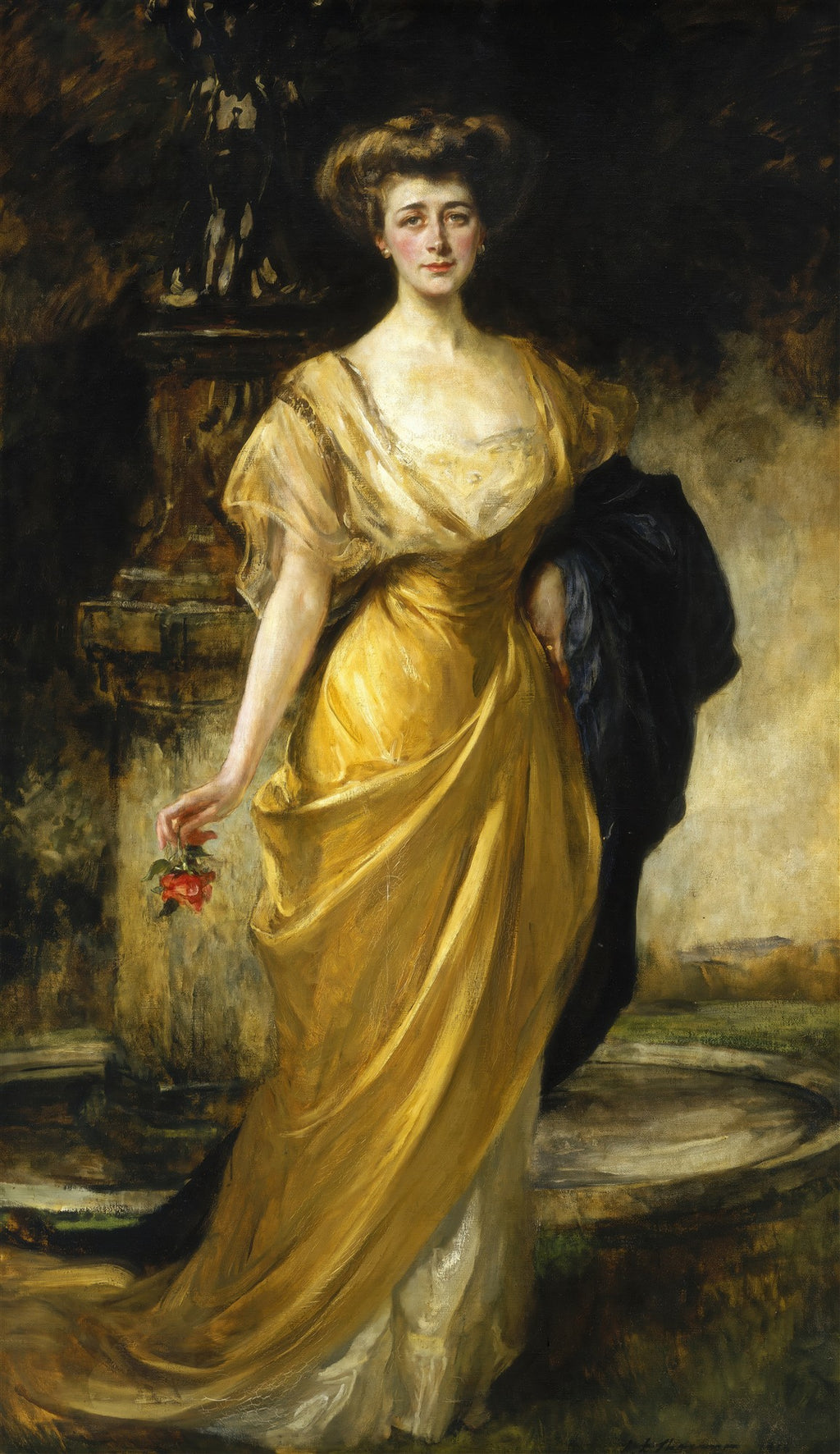 Retrato de corpo inteiro de uma mulher com vestido amarelo vibrante e um xale escuro, segurando uma rosa vermelha, em um cenário de jardim com uma fonte. Obra de James Jebusa Shannon.