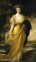 Retrato de corpo inteiro de uma mulher com vestido amarelo vibrante e um xale escuro, segurando uma rosa vermelha, em um cenário de jardim com uma fonte. Obra de James Jebusa Shannon.