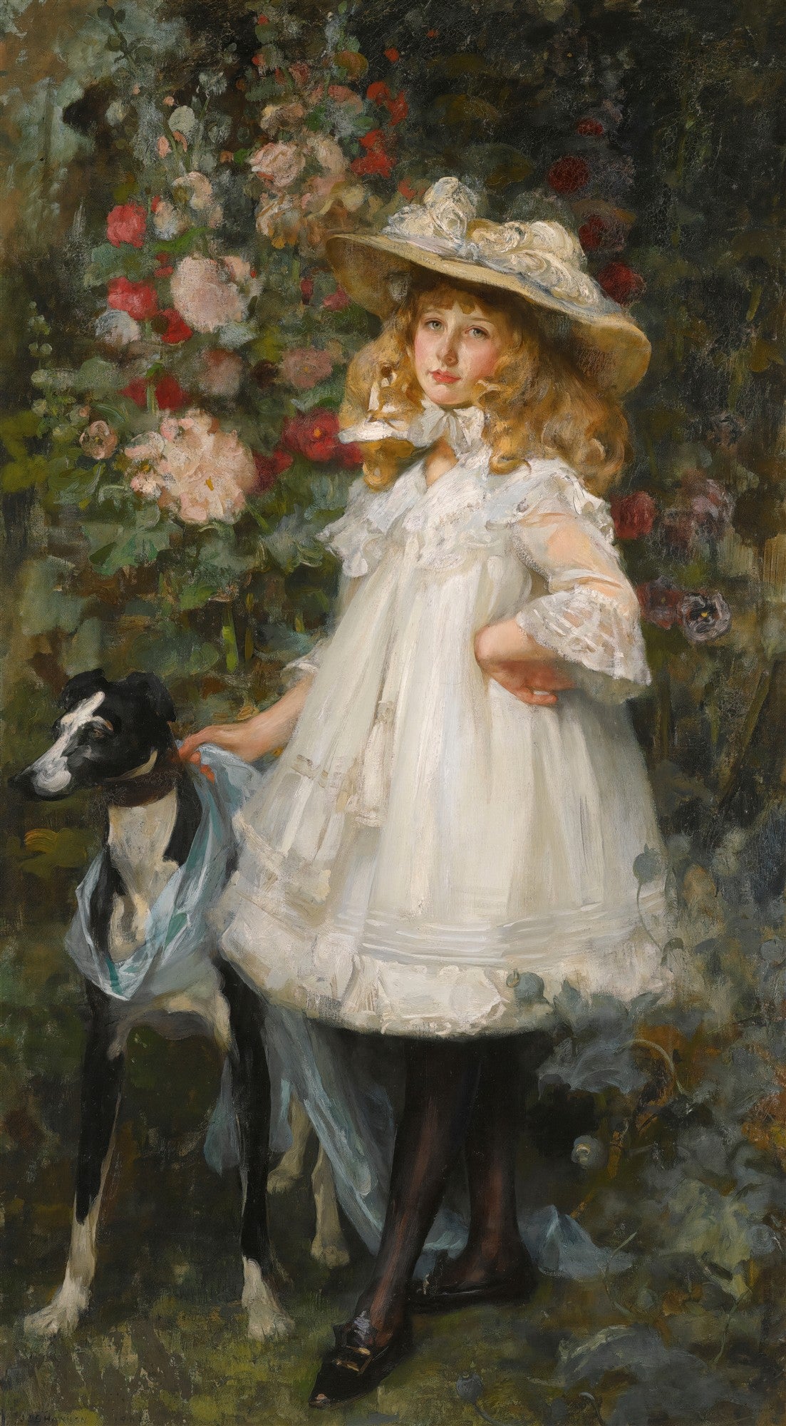 Retrato de uma menina loira com chapéu e vestido branco rendado, acompanhada por um cachorro galgo preto e branco, em um jardim florido, obra de James Jebusa Shannon.