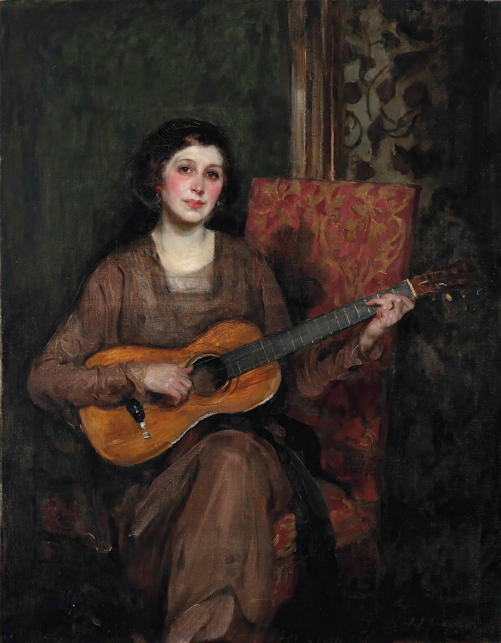 Retrato de uma mulher sentada, de vestes marrons, tocando uma guitarra clássica, com fundo escuro e uma cadeira vermelha ornamentada ao seu lado. Obra de James Jebusa Shannon.