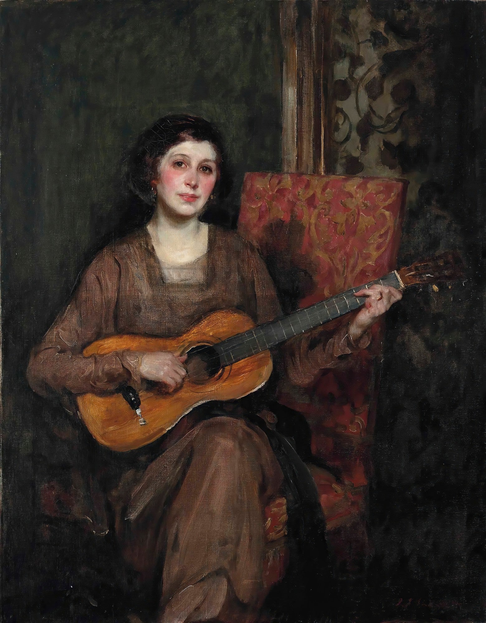 Retrato de uma mulher sentada, de vestes marrons, tocando uma guitarra clássica, com fundo escuro e uma cadeira vermelha ornamentada ao seu lado. Obra de James Jebusa Shannon.