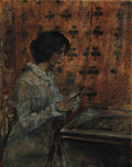 Retrato em óleo de uma mulher jovem, de perfil, com cabelos escuros presos, vestindo um casaco claro e debruçada sobre uma mesa ou tela, com um fundo de tapeçaria em tons de laranja e verde escuro. A obra é atribuída a James Jebusa Shannon.