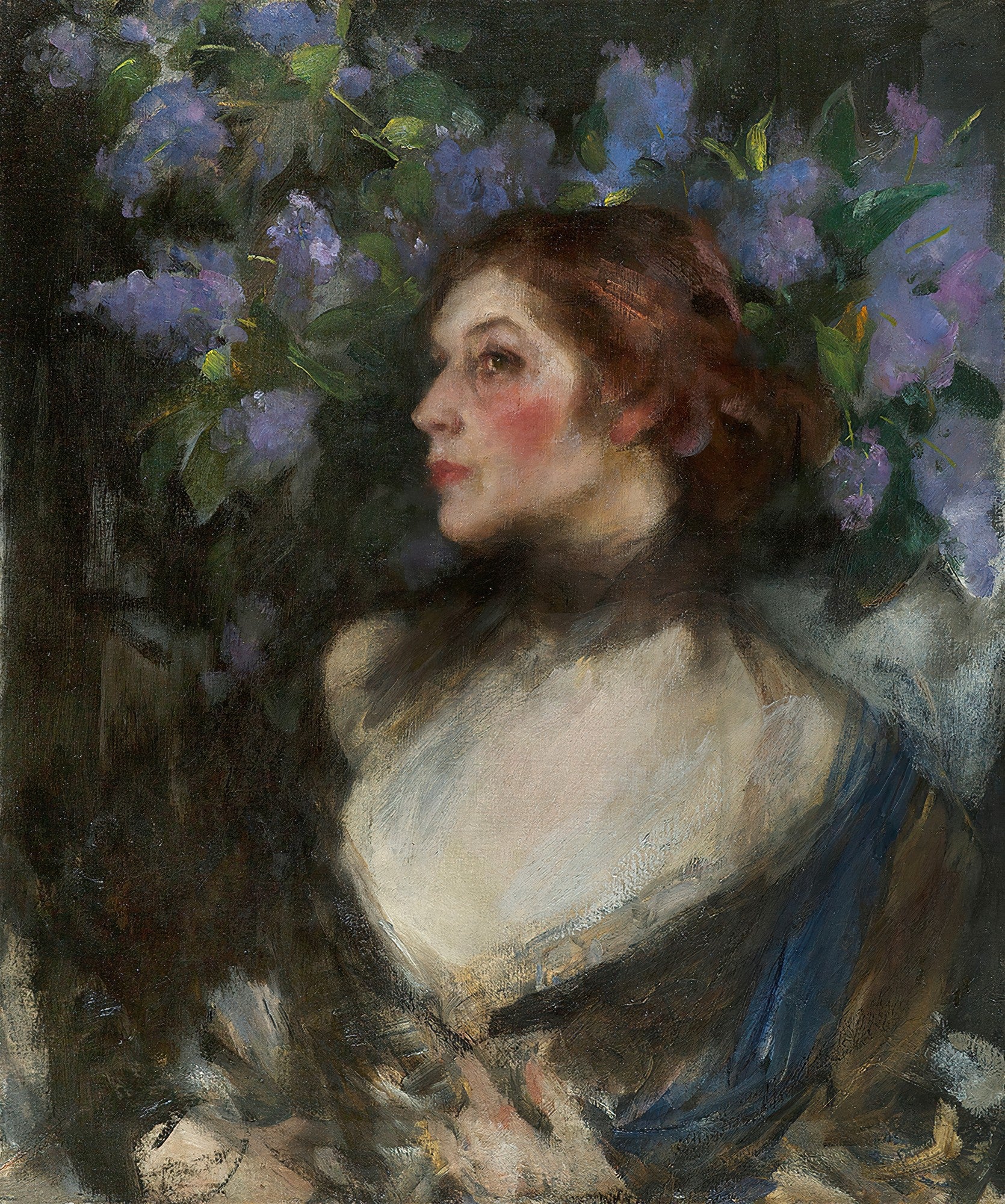 Retrato de perfil de uma mulher com cabelos avermelhados, bochechas rosadas, em um fundo escuro com flores lilás vibrantes, estilo impressionista, obra de James Jebusa Shannon.
