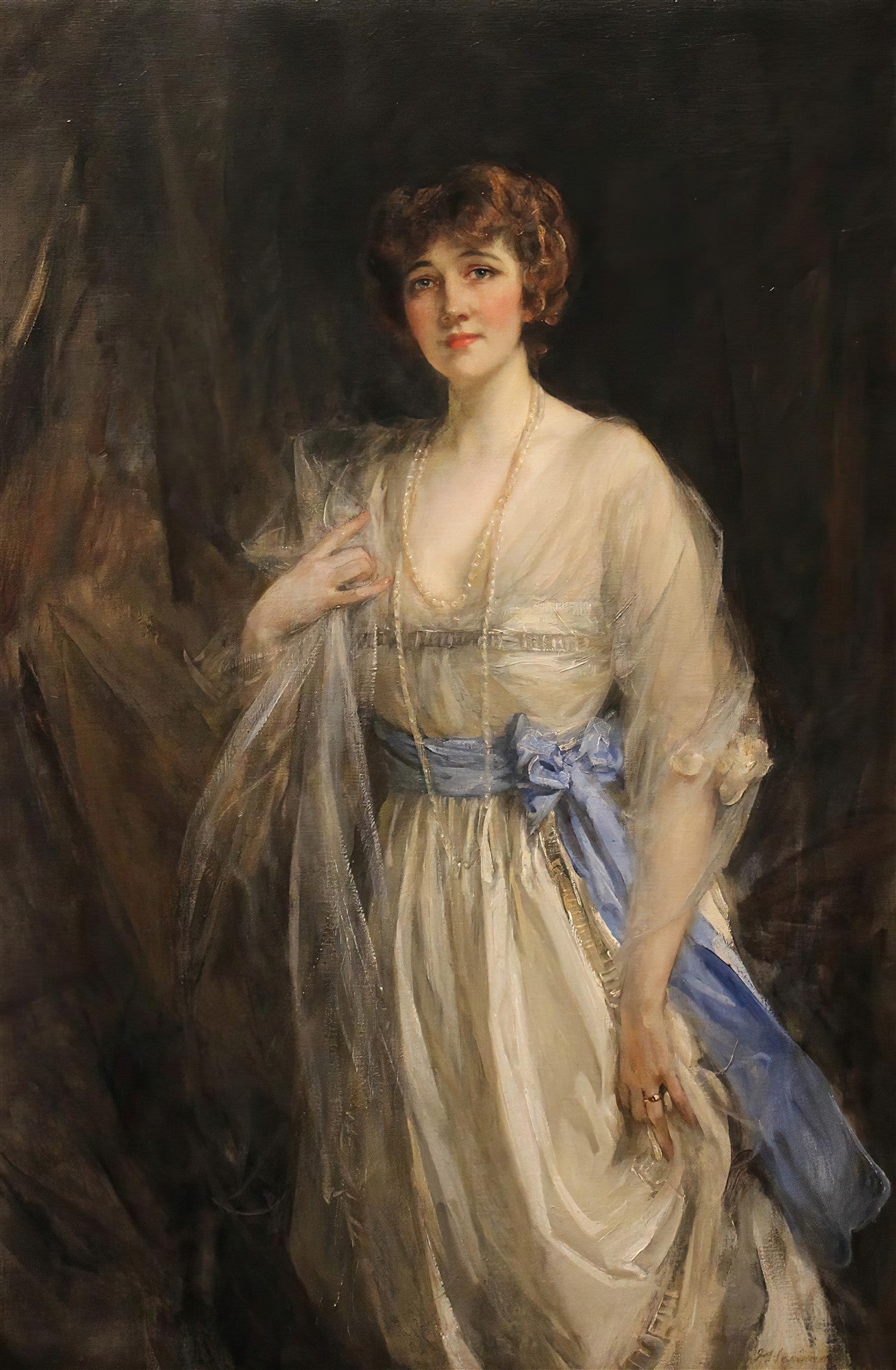 Retrato de Lady Diana Manners, uma mulher jovem com cabelo ruivo, usando um vestido claro e colar de pérolas, pintado por James Jebusa Shannon.