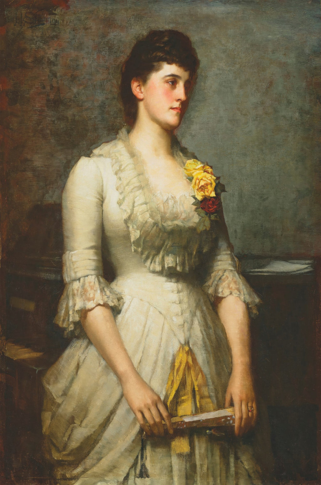 Retrato a óleo de uma mulher elegante de cabelos escuros e olhos claros, vestindo um vestido branco vitoriano com babados e adornado com rosas amarelas e vermelhas. Ela segura um leque e tem um olhar pensativo.