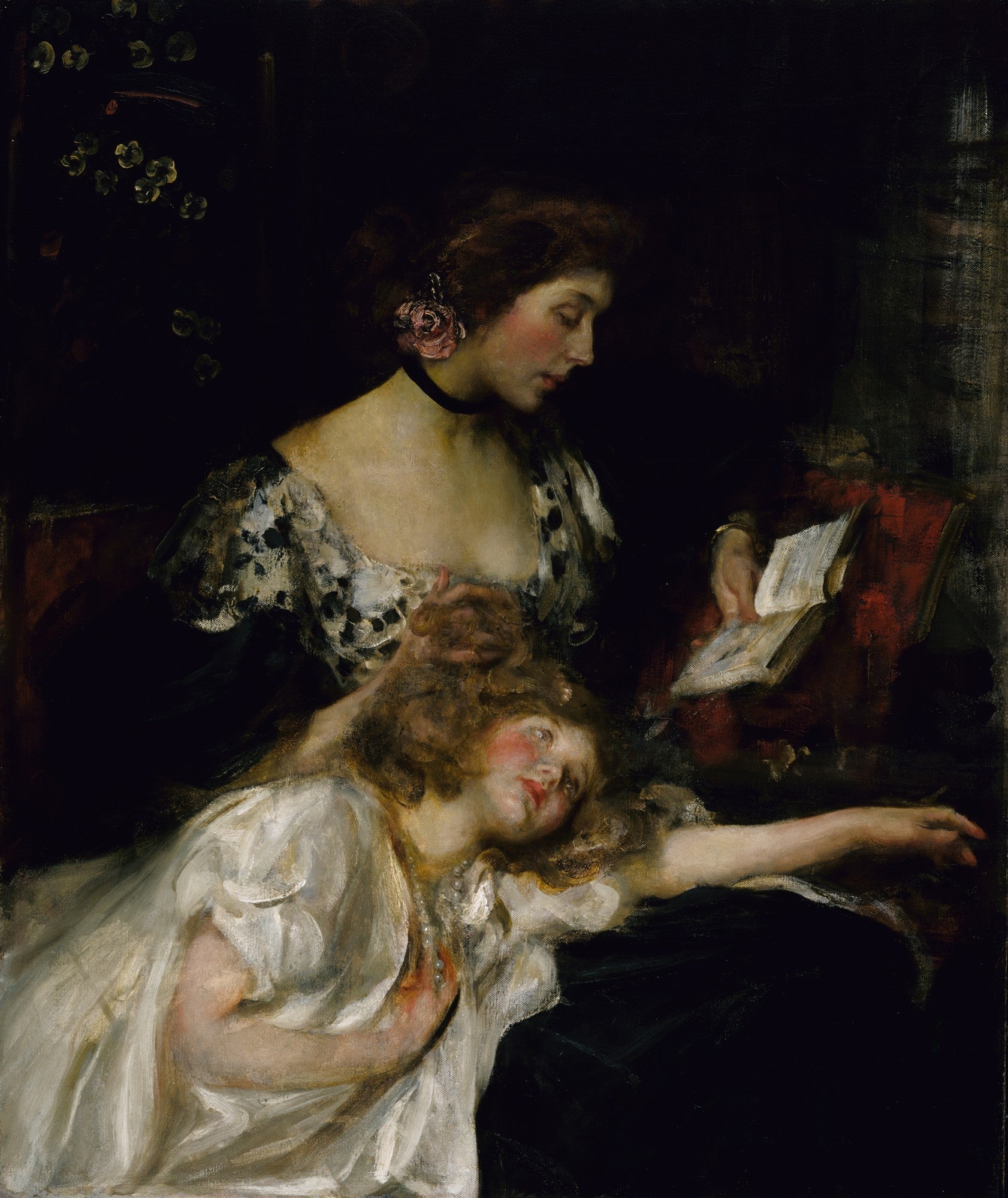 Quadro a óleo retratando uma mulher adulta lendo um livro para uma criança deitada em seu colo. A cena é escura, com as figuras iluminadas por uma luz suave, destacando os tons de pele e as texturas das roupas. A mulher veste um vestido com renda, e a criança, uma camisola clara.