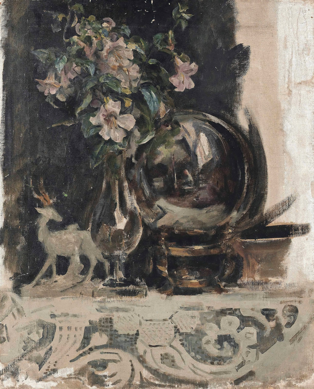 Natureza-morta de James Jebusa Shannon com vaso de flores rosadas, jarra metálica refletora e estatueta de cervo sobre superfície ornamentada.