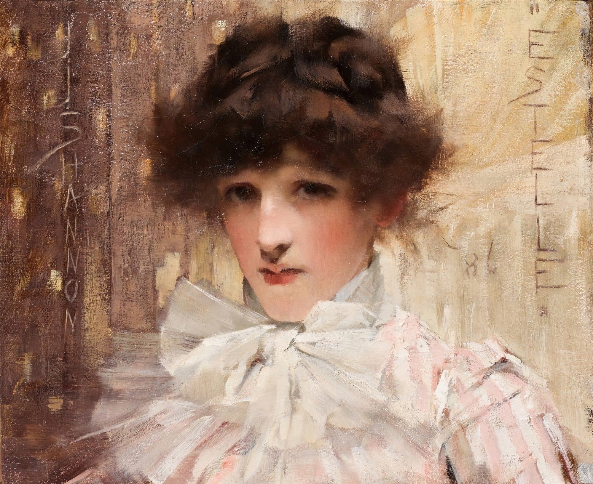 Retrato feminino de meio corpo pintado por James Jebusa Shannon, com a mulher olhando para frente, cabelo castanho escuro, blusa branca com gola alta bufante e um casaco listrado em tons de rosa e branco. A pincelada é visível e o fundo é abstrato em tons terrosos.