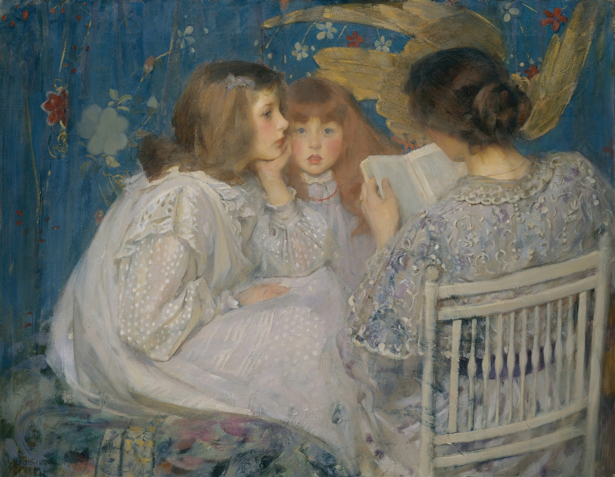 Quadro decorativo 'The Story' de James Jebusa Shannon, retratando três figuras femininas em um momento de leitura e cumplicidade. A figura central, uma jovem de cabelo ruivo, olha para fora do quadro enquanto uma mulher mais velha lê para ela e uma terceira jovem ao lado.