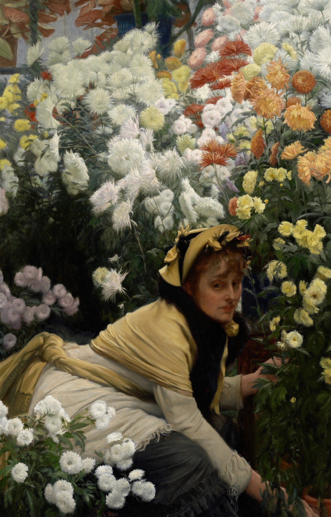 Quadro decorativo 'Chrysanthemums' de James Tissot, apresentando uma mulher em um jardim exuberante de crisântemos brancos, amarelos e alaranjados, com chapéu e echarpe amarelos.