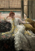 Uma mulher ruiva sentada em um sofá estampado, vestindo um vestido branco com laços amarelos, olhando pensativa pela janela para uma paisagem costeira e a praia, em uma pintura de James Tissot.