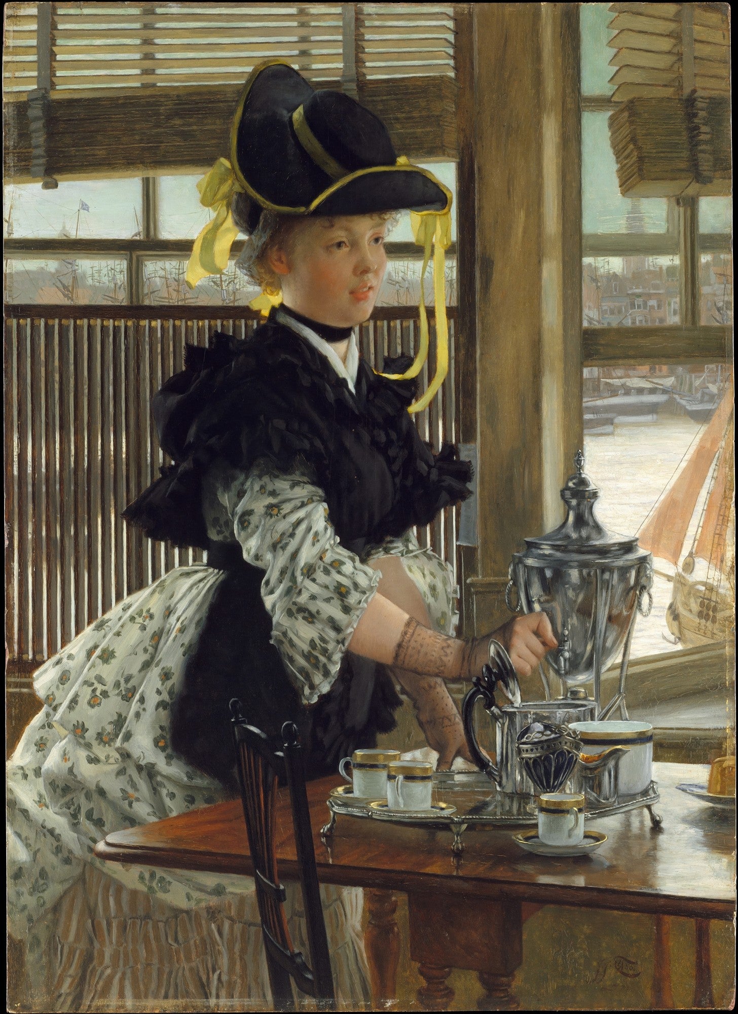 Quadro decorativo mostrando uma mulher elegante com chapéu preto e fitas amarelas, servindo chá em um ambiente interno com vista para um porto através da janela, obra de James Tissot.
