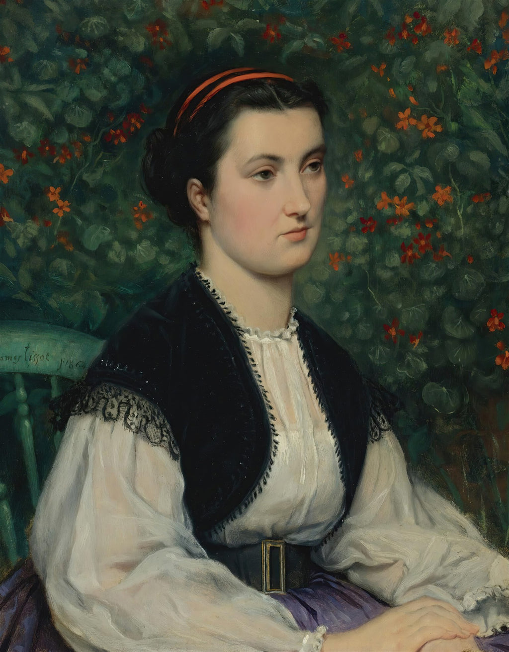 Retrato de uma mulher jovem sentada em uma cadeira verde, com um olhar pensativo, vestindo blusa branca, colete preto bordado e saia roxa, em frente a um fundo de folhagem verde com flores laranjas. Assinatura do artista 'James Tissot' visível na cadeira.