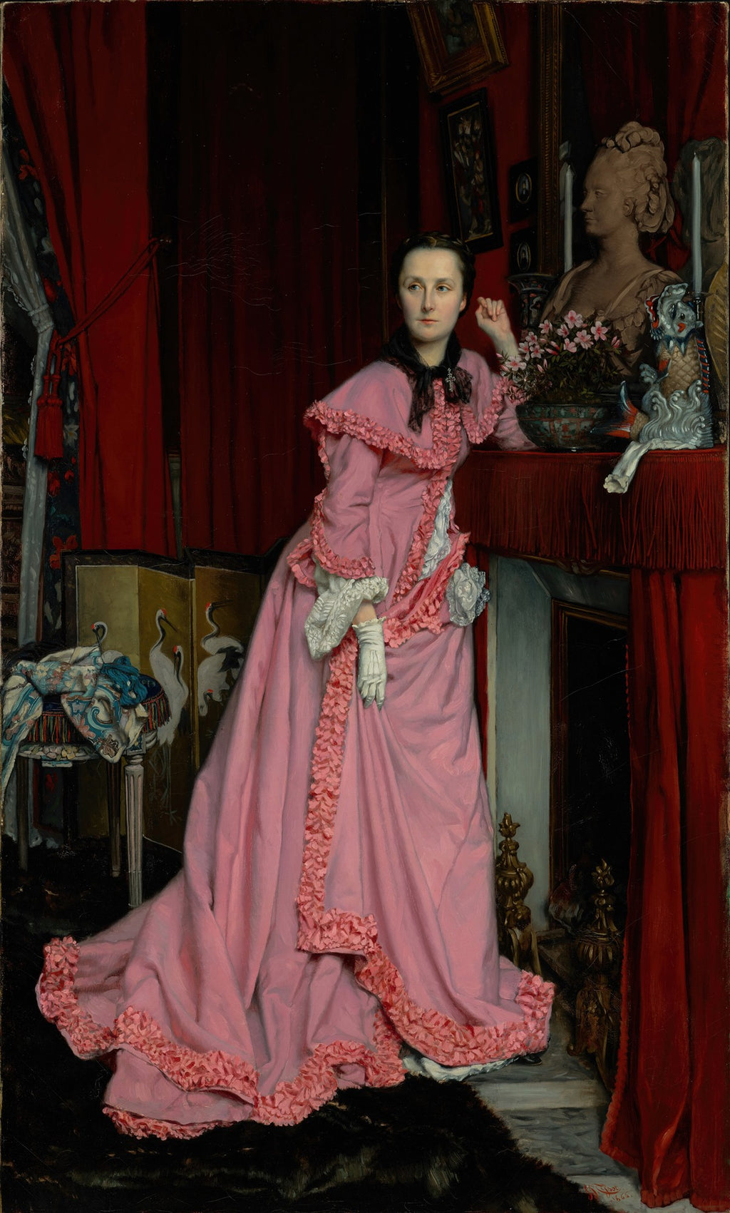 Retrato de uma mulher em vestido rosa vitoriano de James Tissot, com cortinas vermelhas e elementos decorativos no fundo. A mulher tem uma expressão pensativa.