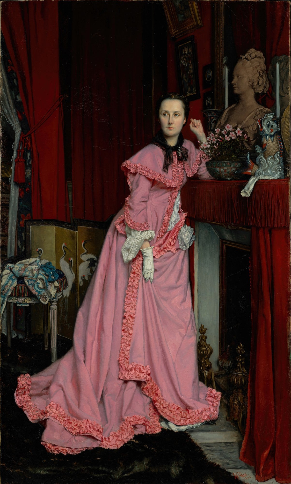 Retrato de uma mulher em vestido rosa vitoriano de James Tissot, com cortinas vermelhas e elementos decorativos no fundo. A mulher tem uma expressão pensativa.