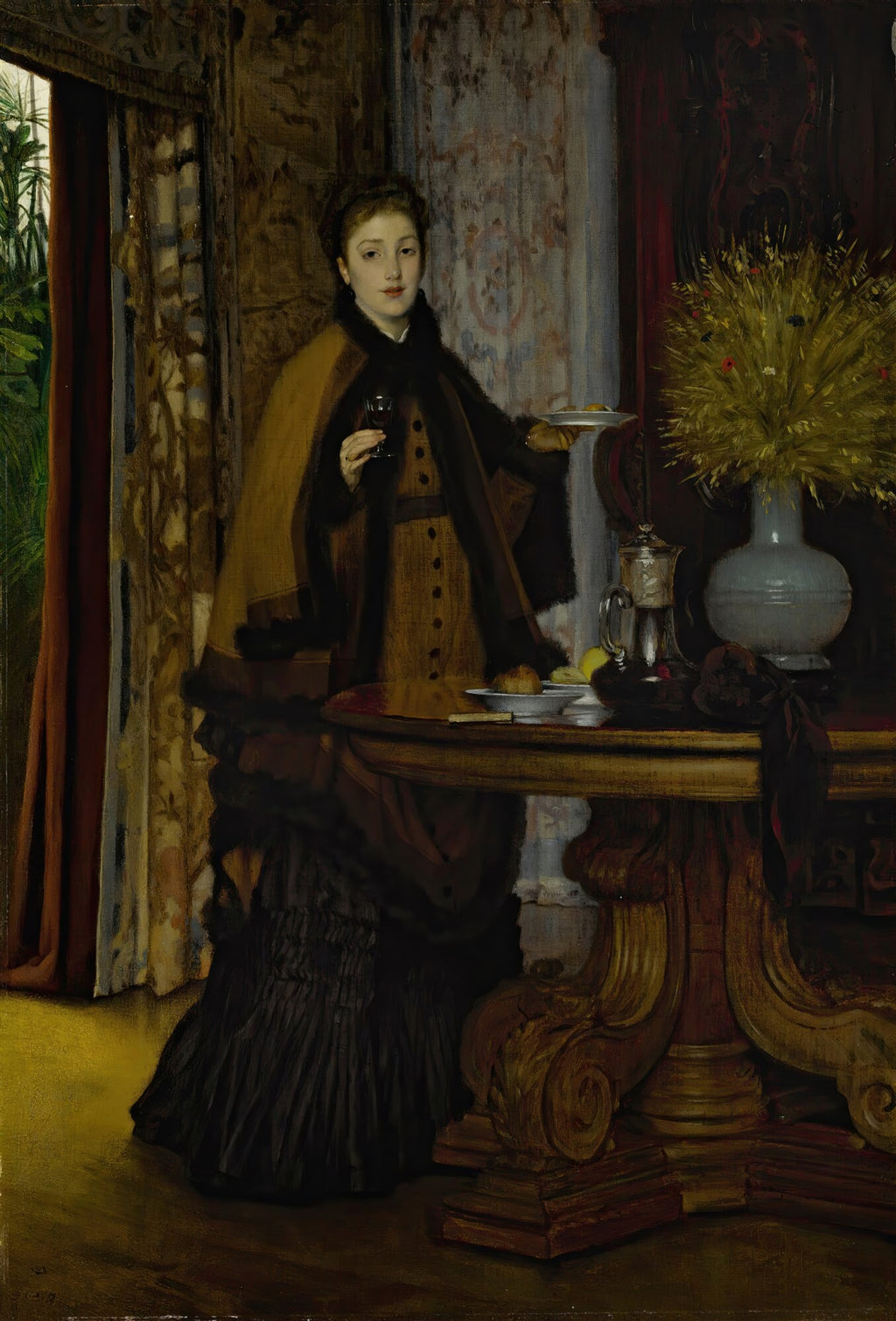 Quadro decorativo com uma mulher vitoriana em vestido marrom e capa, segurando um copo de vinho, ao lado de uma mesa com flores e frutas, em ambiente interno com cortinas.