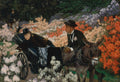 Quadro decorativo 'A Viagem de Núpcias' de James Tissot, representando um casal em uma carruagem puxada por um burro, cercado por arbustos floridos em tons de rosa, laranja e branco. Uma mulher montada a cavalo é vista ao fundo.